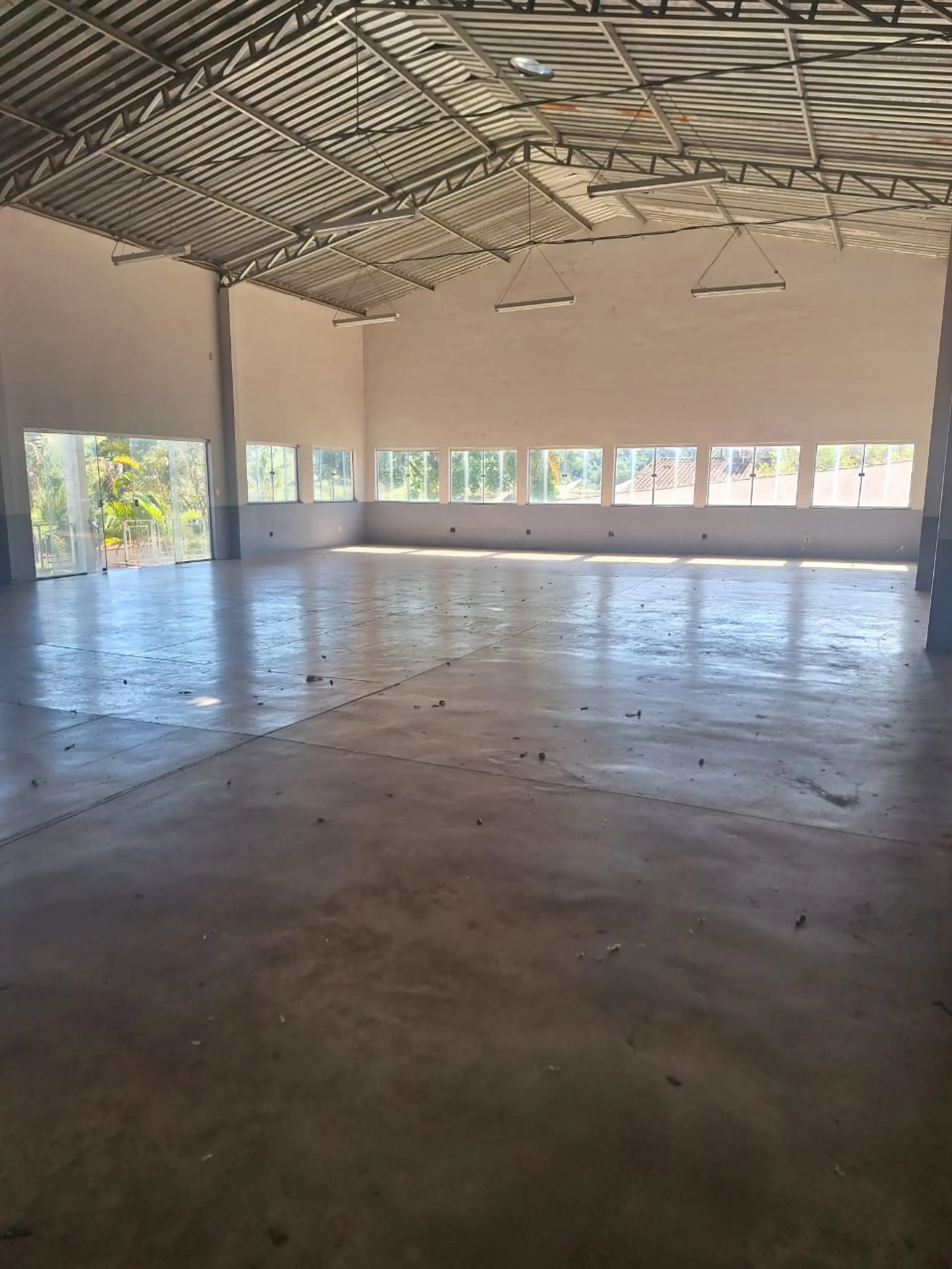 Salão de festas com área da piscina